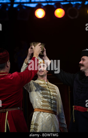 Tänzer in traditionellen ungarischen Tracht auf ein Kulturfestival in Pec, Ungarn Stockfoto