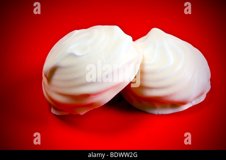 Marshmallow-Zephyr-Kuchen auf rotem Grund Stockfoto