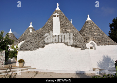 Trulli-Häuser im Land, Provinz Bari, Apulien Region, Italien Stockfoto