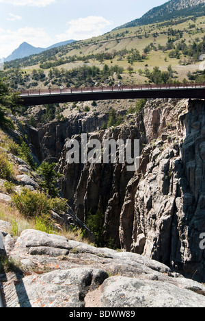 Brücke über die Schlucht Sonnenlicht Creek entlang der Chief Joseph Scenic Byway in Wyoming Stockfoto