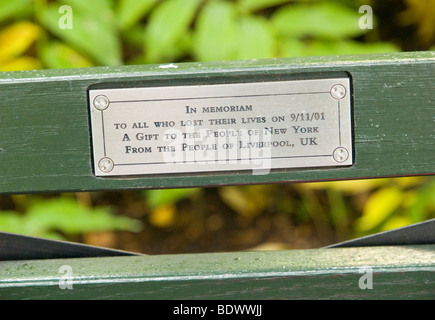 Eine Gedenktafel auf einer Bank am Strawberry Fields im Central Park in New York City, USA Stockfoto