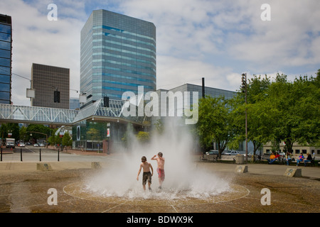 Jungen durch Brunnen am Tom McCall Waterfront Park in Portland, Oregon Stockfoto