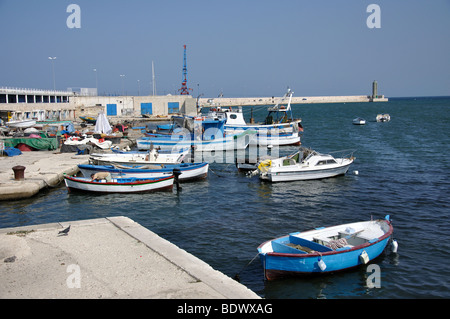 Blick auf den Hafen, Bari, Bari Provinz, Apulien Region, Italien Stockfoto