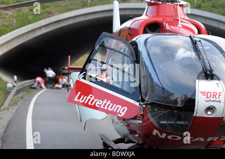 Rettungshubschrauber zu einem schweren Motorradunfall auf der Bundesstraße B 295-Autobahn zwischen Leonberg und Renningen, Baden-wü Stockfoto