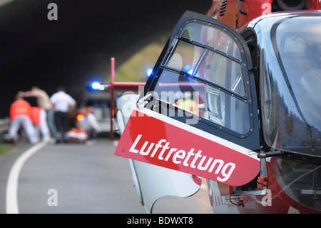 Rettungshubschrauber zu einem schweren Motorradunfall auf der Bundesstraße B 295-Autobahn zwischen Leonberg und Renningen, Baden-wü Stockfoto