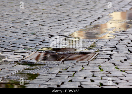 Kanaldeckel auf der Straße Stockfoto