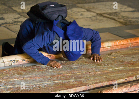 Frau küssen die Stein der Salbung in der Kirche des Heiligen Grabes in Jerusalem Stockfoto