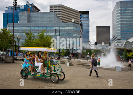 Jungen durch Brunnen am Tom McCall Waterfront Park in Portland, Oregon Stockfoto