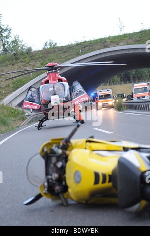 Rettungshubschrauber zu einem schweren Motorradunfall auf der Bundesstraße B 295-Autobahn zwischen Leonberg und Renningen, Baden-wü Stockfoto