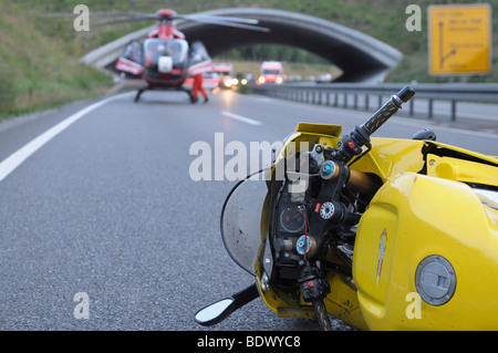 Rettungshubschrauber zu einem schweren Motorradunfall auf der Bundesstraße B 295-Autobahn zwischen Leonberg und Renningen, Baden-wü Stockfoto