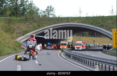 Rettungshubschrauber zu einem schweren Motorradunfall auf der Bundesstraße B 295-Autobahn zwischen Leonberg und Renningen, Baden-wü Stockfoto