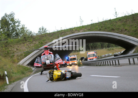 Rettungshubschrauber zu einem schweren Motorradunfall auf der Bundesstraße B 295-Autobahn zwischen Leonberg und Renningen, Baden-wü Stockfoto