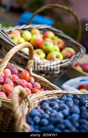 Obst in Körben hautnah Stockfoto