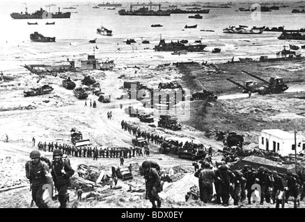 D-Day 1944 - auf 7 Juni Truppen der US-2nd Infantry Division steigen von Omaha Beach, da massive Versorgung Betrieb in Gang kommt Stockfoto