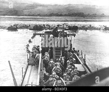 6. Juni 1944 - Omaha Beach. US Landungsboot LCI-412 bereitet ihre Truppen landen als ihr Bogen Schütze feuert seine 20-mm-Kanone Stockfoto