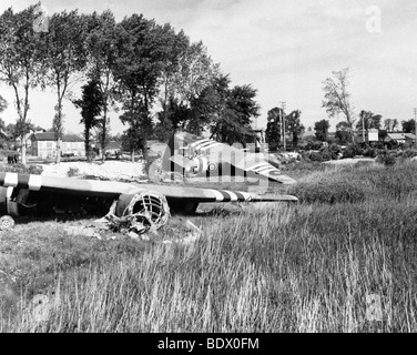 6. Juni 1944 - Pegasus-Brücke: Nr. 1 Schirm (im Hintergrund) pilotiert von Jim Wallwork ist Fuß das geplante Ziel Stockfoto