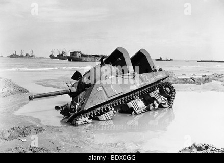 6. Juni 1944 - Nick-Namen gestrandeten Sherman-Panzer Kanonenkugel auf Utah Beach. Beachten Sie spezielle Lufteinlässe für Halbüberspülte Landung Stockfoto