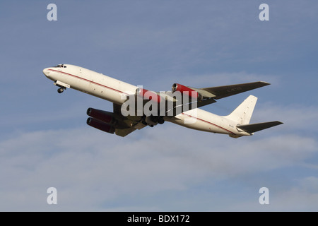 Air Charter Express DC-8 Cargo jet Klettern am Abreisetag Stockfoto