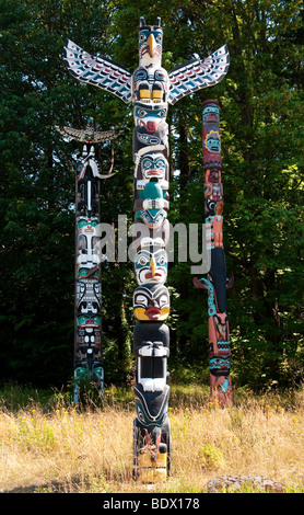 Kakaso'las Totem Pole im Stanley Park, Vancouver, BC, Kanada. Dahinter sind Chief Wakas Pol, links, und Sky Chief Pol, rechts.3 Stockfoto