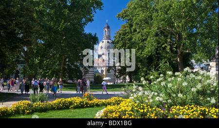 Touristen in Dresden, Hauptstadt des östlichen deutschen Bundesland Sachsen. Die wieder aufgebaute Frauenkirche ist in der Ferne. Stockfoto