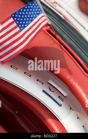 1960 Chevrolet Corvette, amerikanische Oldtimer mit den amerikanischen Sternen und Streifen-Flagge auf dem Armaturenbrett Stockfoto