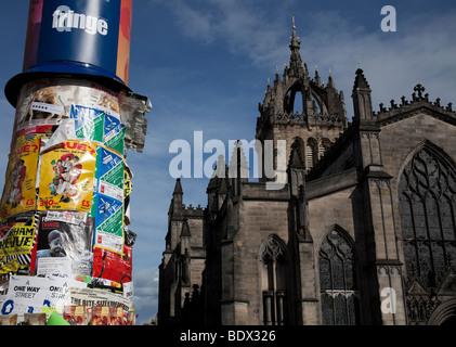 Edinburgh Fringe Festival Poster und St. Giles Cathedral, Schottland, Großbritannien, Europa Stockfoto