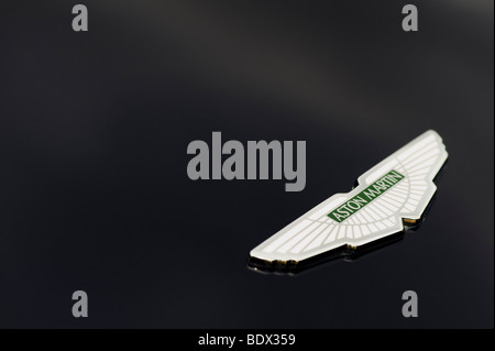 Aston Martin DB7 Emblem auf Motorhaube.  Aston Martin Lagonda Limited Stockfoto