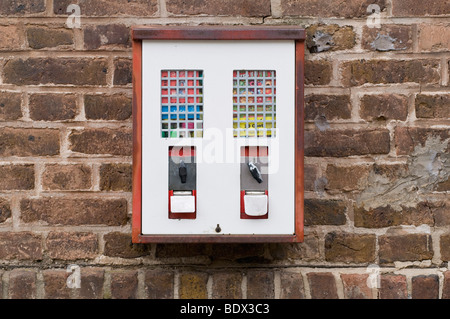 Spielzeug und Gumball Maschine auf einer alten Mauer Stockfoto