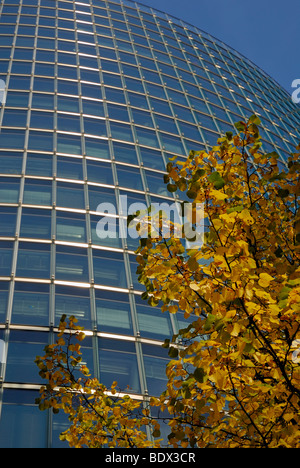 Vorderseite des Bahntowers mit Herbstlaub im Vordergrund, Potsdamer Platz, Berlin, Germa Stockfoto