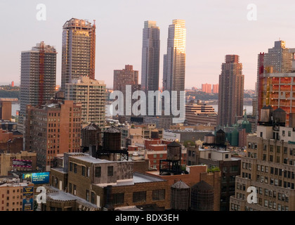 Am frühen Morgen Blick vom 25. Stock des New Yorker Hotels an der Ecke 8th Ave und 34th Street in Midtown Manhattan, USA Stockfoto