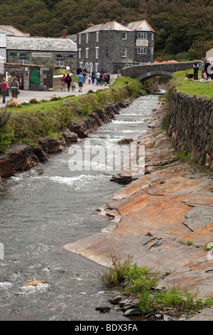 Menschen; Fluss-Wertigkeit in Boscastle; Cornwall Stockfoto