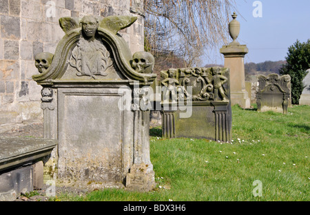 17. und 18. Jahrhundert Grabsteine an der St. Cuthbert Pfarrkirche, Dalmeny, Schottland, Großbritannien. Stockfoto