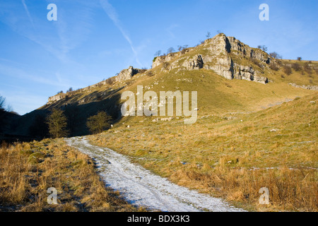 Ein Kalkstein-Felsen legen Sie gegen einen blauen Himmel über Ricklow Dale an der Spitze der Lathkill Dale in Derbyshire, Stockfoto