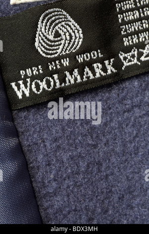 Reiner Schurwolle Woolmark-Label in Mantel Stockfoto