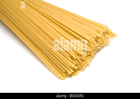 ungekochte Spaghetti Nudeln isoliert auf weiss Stockfoto