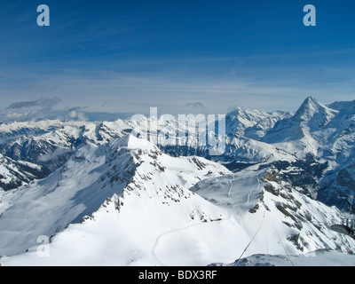 Blick auf die Schweizer Alpen aus dem Fenster am oberen Rand das Schilthorn Drehrestaurant. Stockfoto