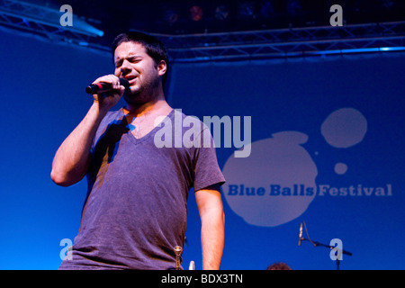 Harry James Angus, Sänger und Trompeter der australischen Band The Cat Empire live in das Blue Balls Festival in der Luzernersa Stockfoto