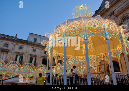 Beleuchtete Musikpavillon, Cavalcata di Sant Oronzo, Piazza della Liberta, Old Town, Ostuni, Provinz Brindisi, Apulien Region, Italien Stockfoto