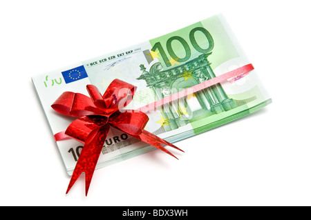 Banknoten gebunden Red Ribbon isoliert auf weiss Stockfoto