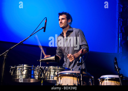 Felix Riebl, Sänger und Frontmann der australischen Band The Cat Empire live in das Blue Balls Festival in der Halle Luzernersaal Stockfoto