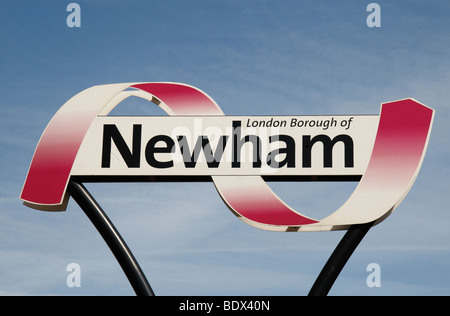 Der London Borough of Newham Markenlogo auf dem Display in der Nähe des Olympiastadions 2012 in East London, UK. Stockfoto