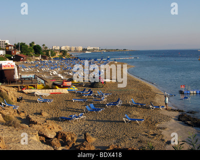 Leere liegen in den frühen Morgenstunden am Strand von Fig Tree Bay, im Dorf von Protaras, Zypern. Stockfoto