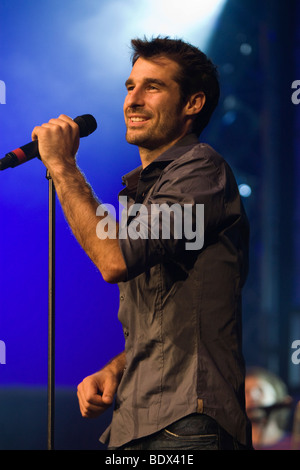 Felix Riebl, Sänger und Frontmann der australischen Band The Cat Empire live in das Blue Balls Festival in der Halle Luzernersaal Stockfoto