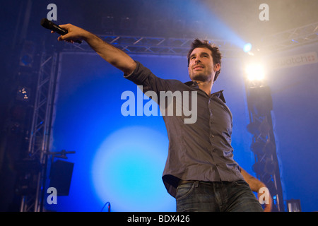 Felix Riebl, Sänger und Frontmann der australischen Band The Cat Empire live in das Blue Balls Festival in der Halle Luzernersaal Stockfoto