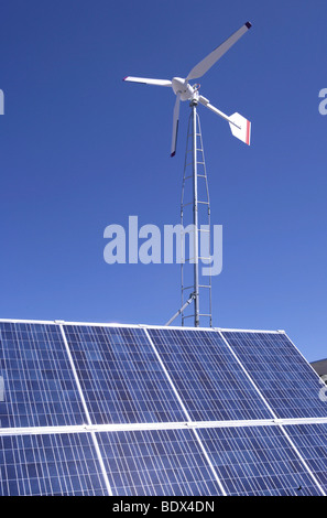 Wind- und Solaranlagen zur Stromerzeugung Stockfoto