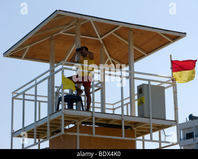 Rettungsschwimmer in der Wachturm am Strand in der Stadt Larnaka, Zypern. Stockfoto