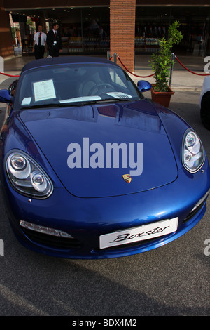 Vorderseite des einen blauen Porsche Boxster S Stockfoto