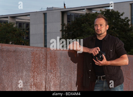 Fotograf im Berliner Regierungsviertel stehen und warten auf das richtige Motiv, Berlin, Deutschland, Europa Stockfoto