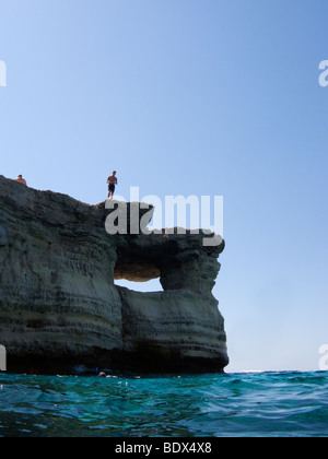 Klippen springen im Cavo Greco (Cave Greco) zwischen Ayia Napa und Kap Greco, Zypern. Dieser Ort ist das Schloss bezeichnet. Stockfoto