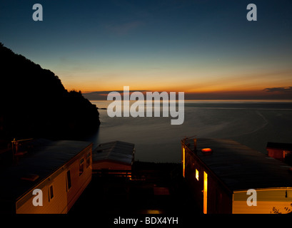 Blick auf die Ruhe der Hele Bay in North Devon auf einem schönen Juni Sommerabend Stockfoto